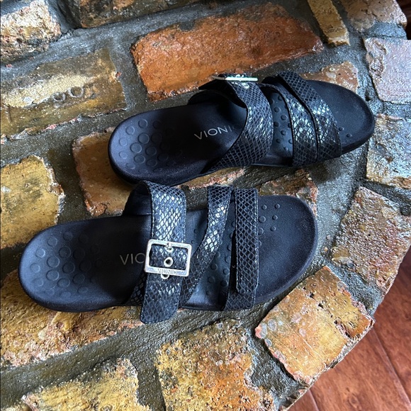 Vionic sandals. - Picture 4 of 5